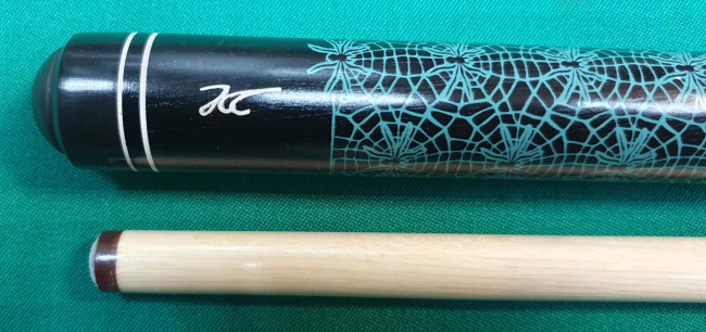 Кий «Каюков Мастер» Чёрный граб/ бирюзовый граб, гравировка 