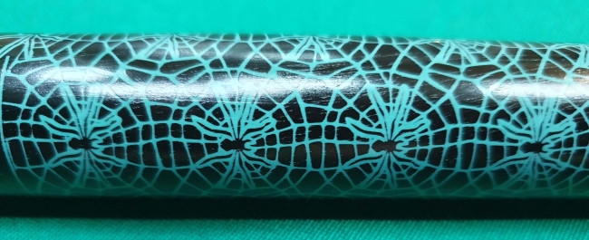 Кий «Каюков Мастер» Чёрный граб/ бирюзовый граб, гравировка 