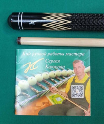 Кий «Каюков Мастер» Чёрный граб/ желтый граб, гравировка 